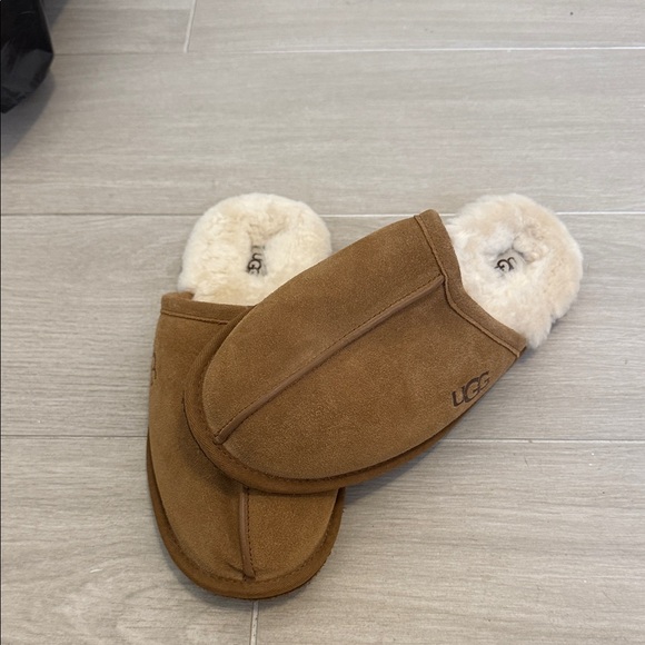UGG Mens BROWN Slippers Size 11 - Picture 1 of 8
